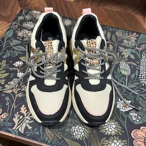 Brand new sneakers women’s size 9